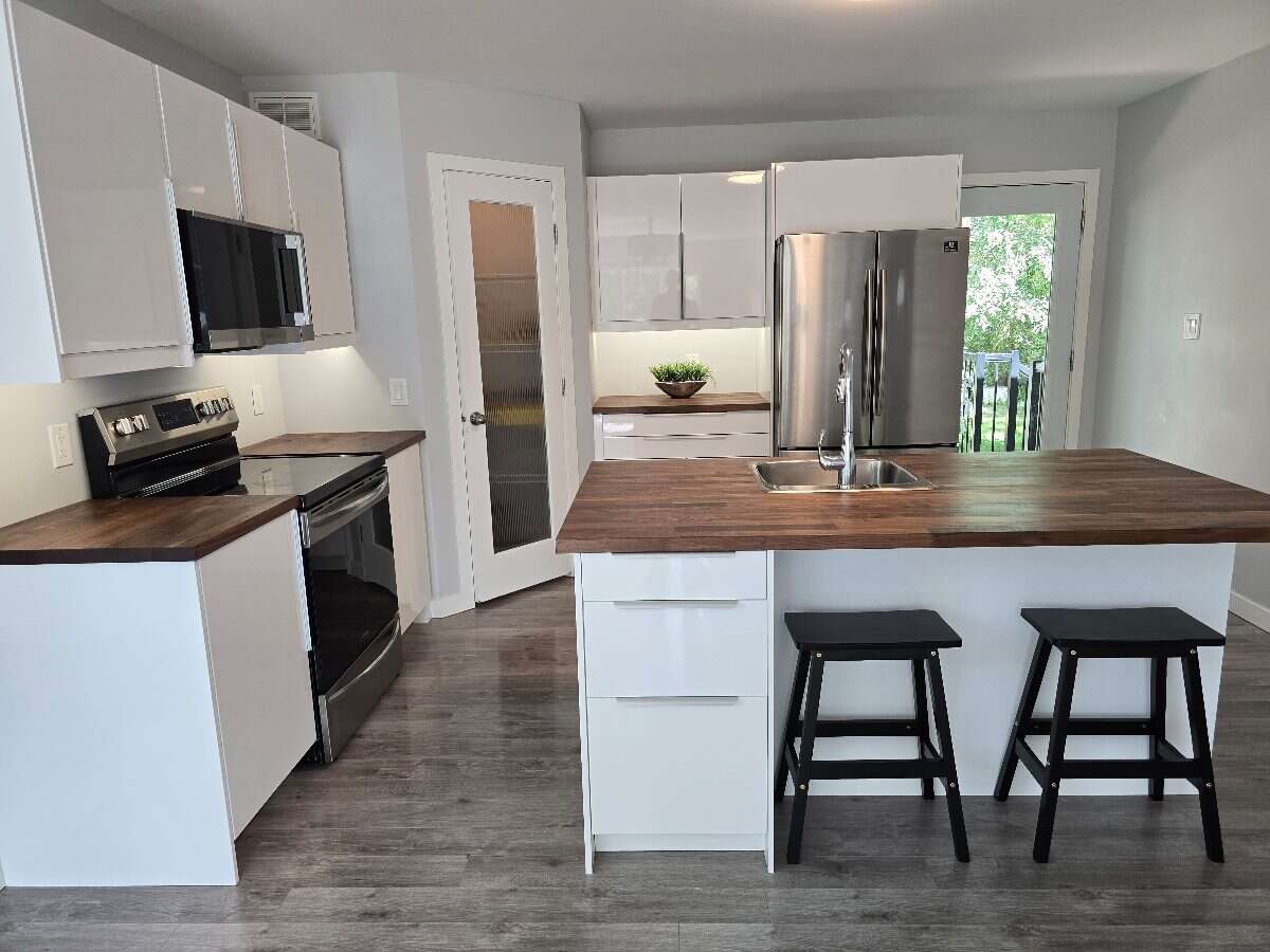Move-in Ready Modern Bi-level