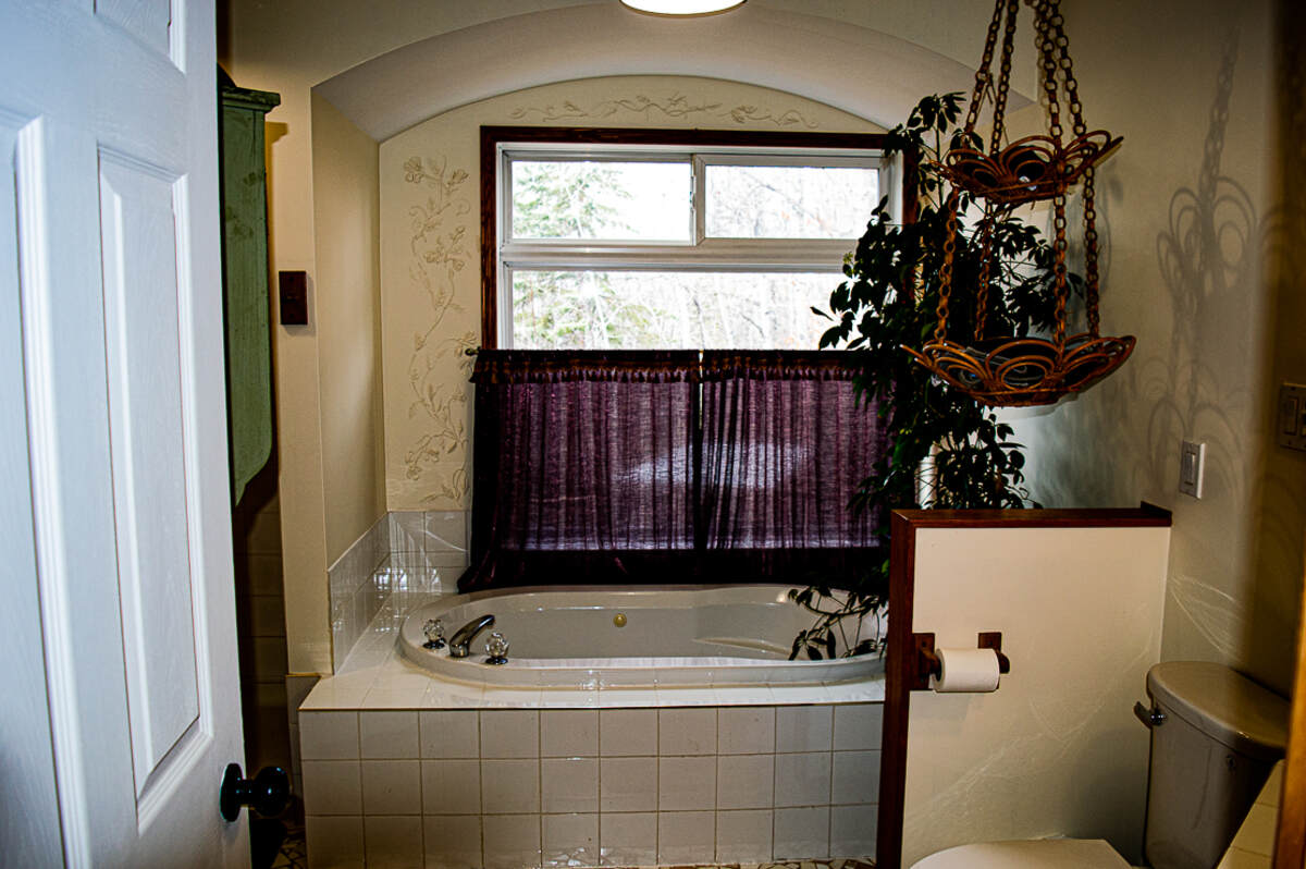 main floor jacuzzi tub with plaster work details