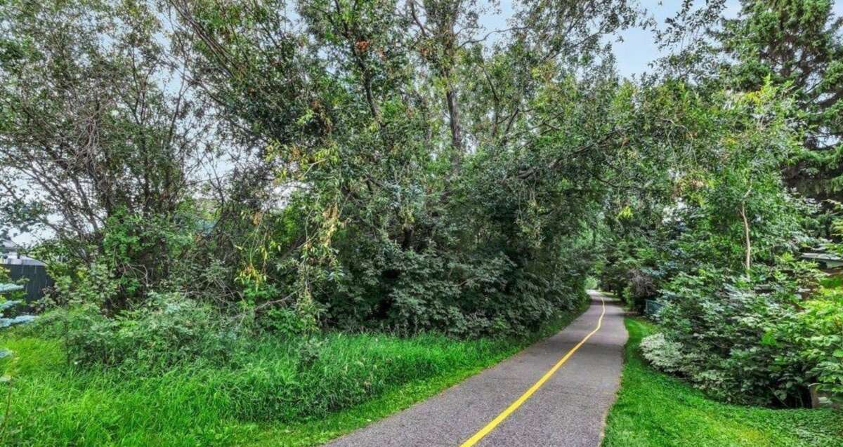 Sherwood Park Bungalow backing onto Walking Path