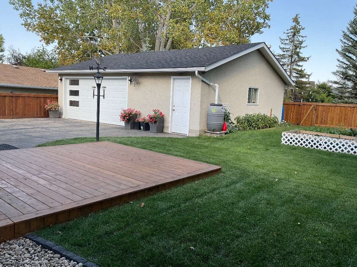 Sherwood Park Bungalow backing onto Walking Path