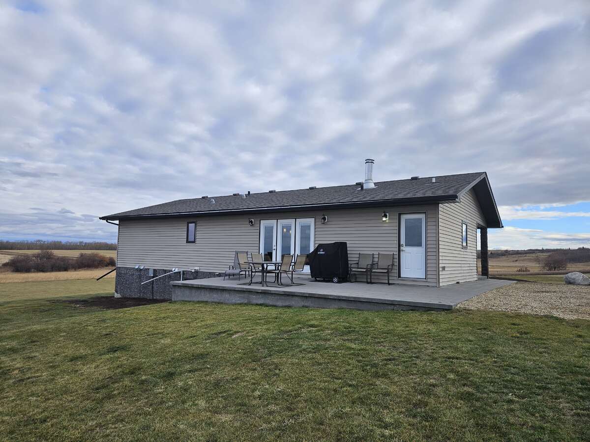 10 acre 6 bed home 16 minutes to Grande Prairie