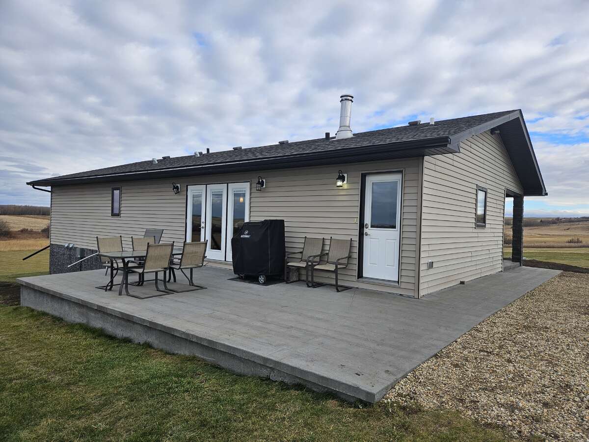 10 acre 6 bed home 16 minutes to Grande Prairie