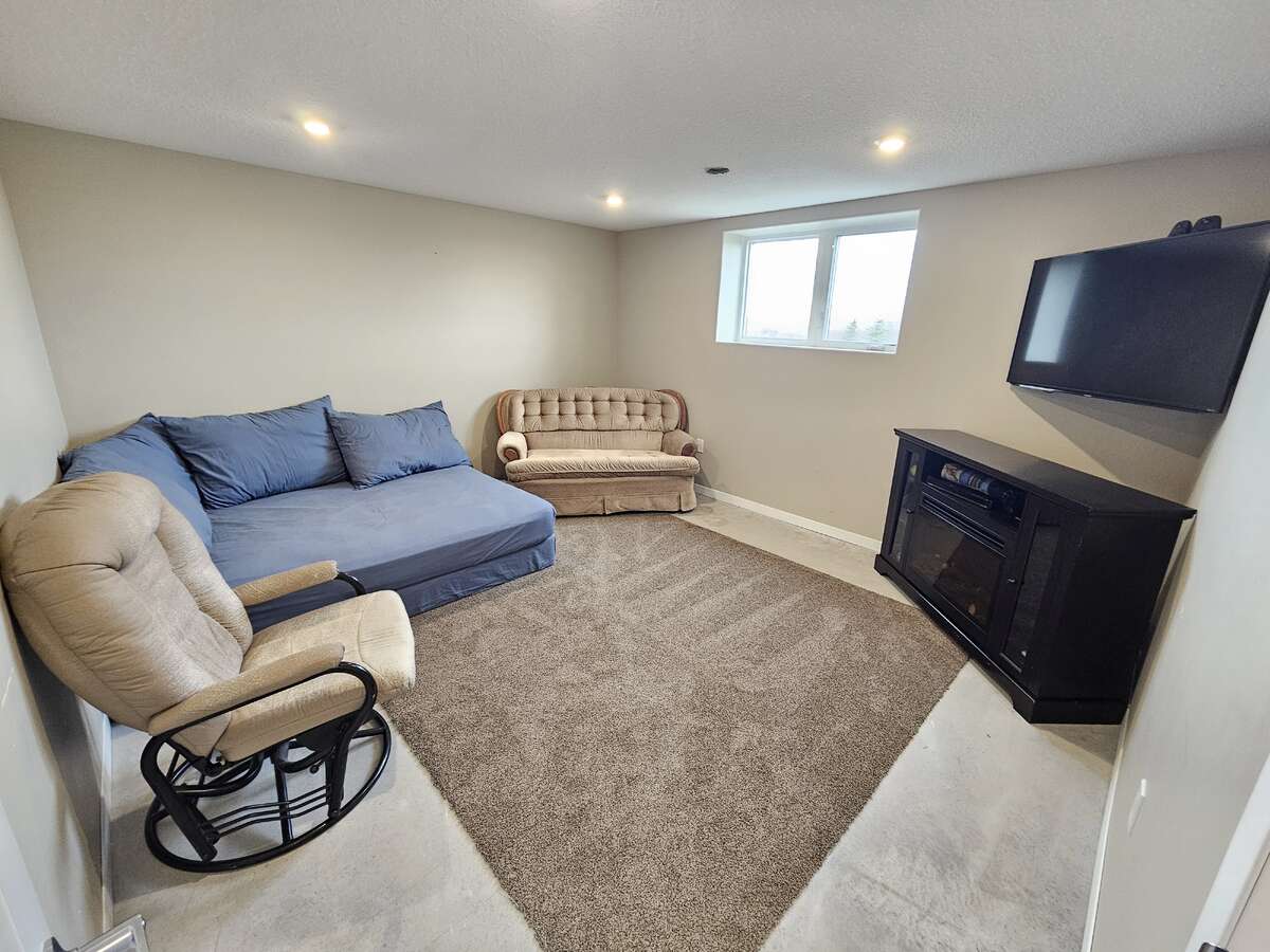 10 acre 6 bed home 16 minutes to Grande Prairie