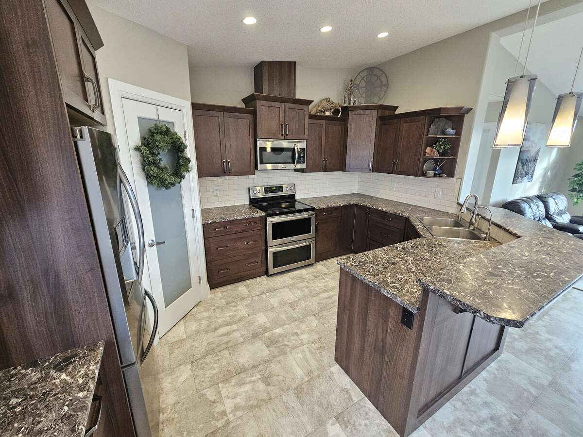10 acre 6 bed home 16 minutes to Grande Prairie