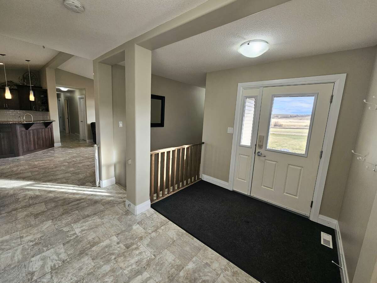 10 acre 6 bed home 16 minutes to Grande Prairie