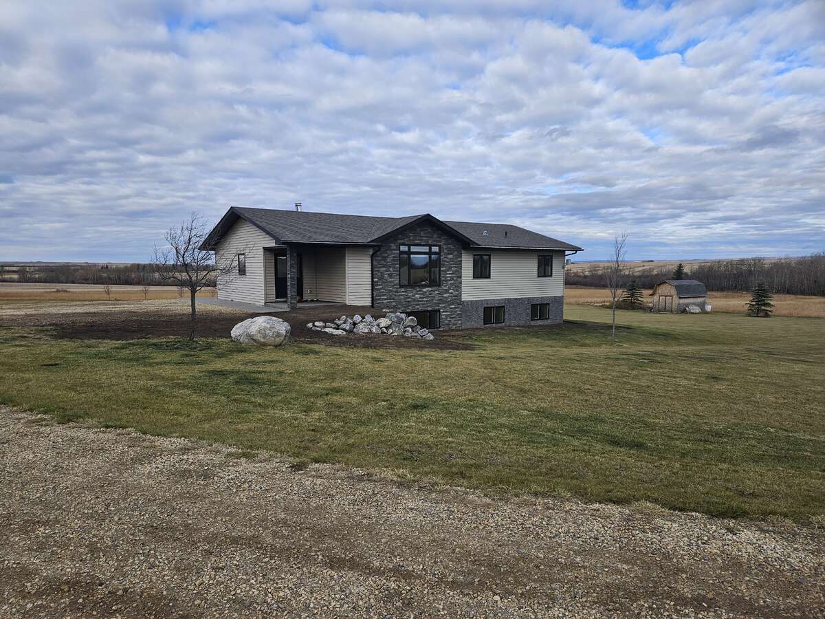 10 acre 6 bed home 16 minutes to Grande Prairie