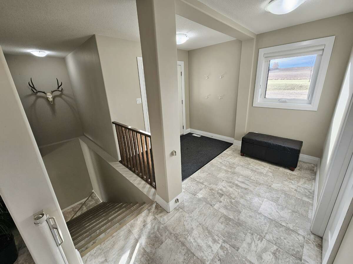 10 acre 6 bed home 16 minutes to Grande Prairie