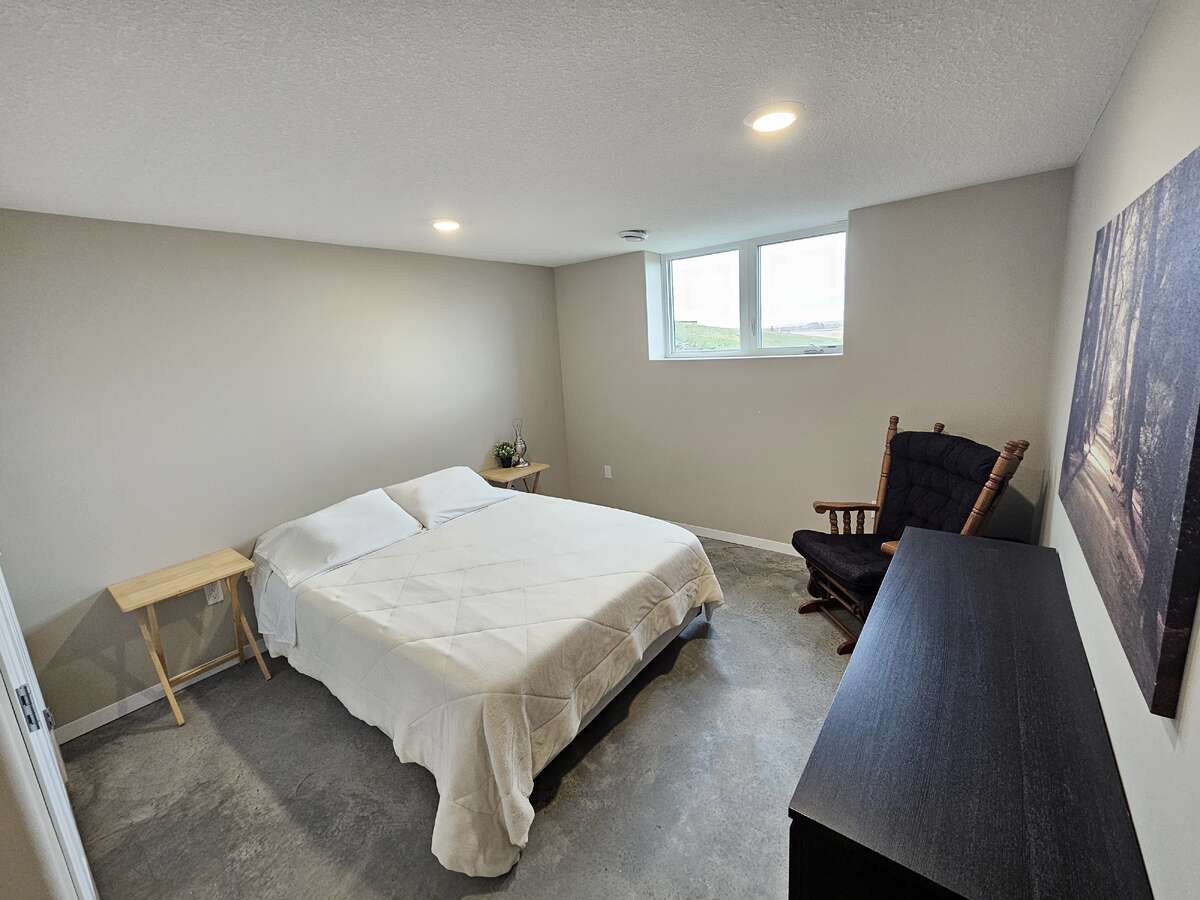 10 acre 6 bed home 16 minutes to Grande Prairie