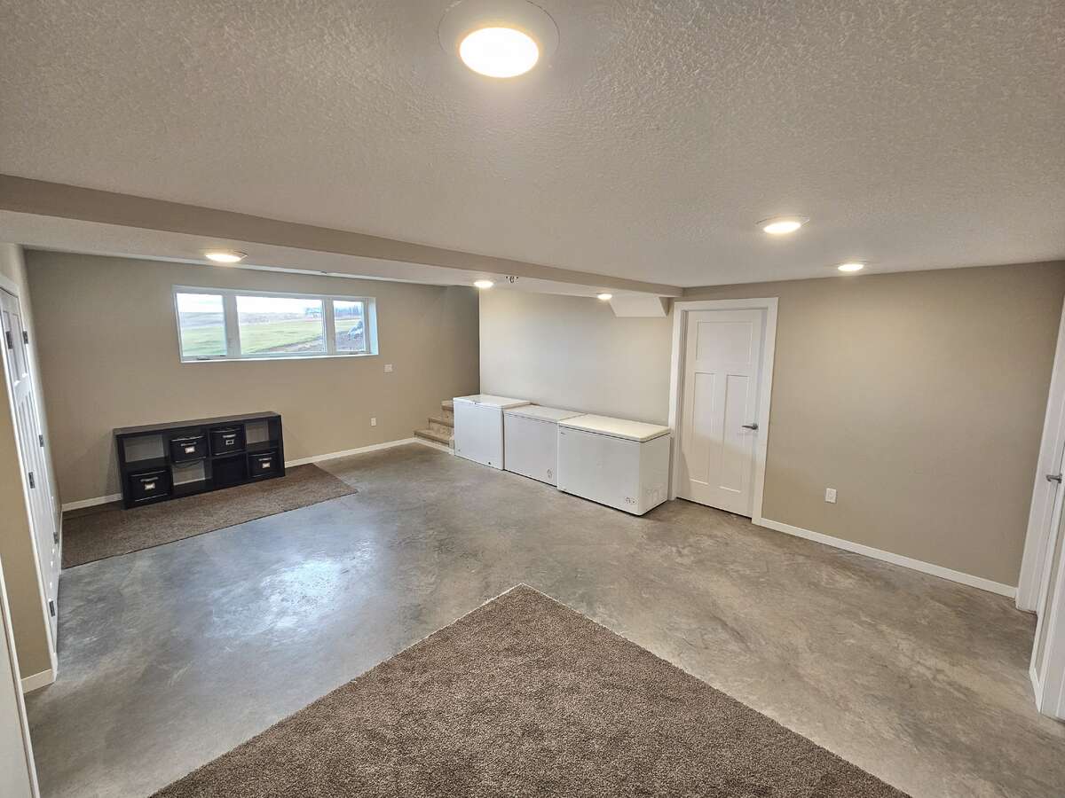 10 acre 6 bed home 16 minutes to Grande Prairie