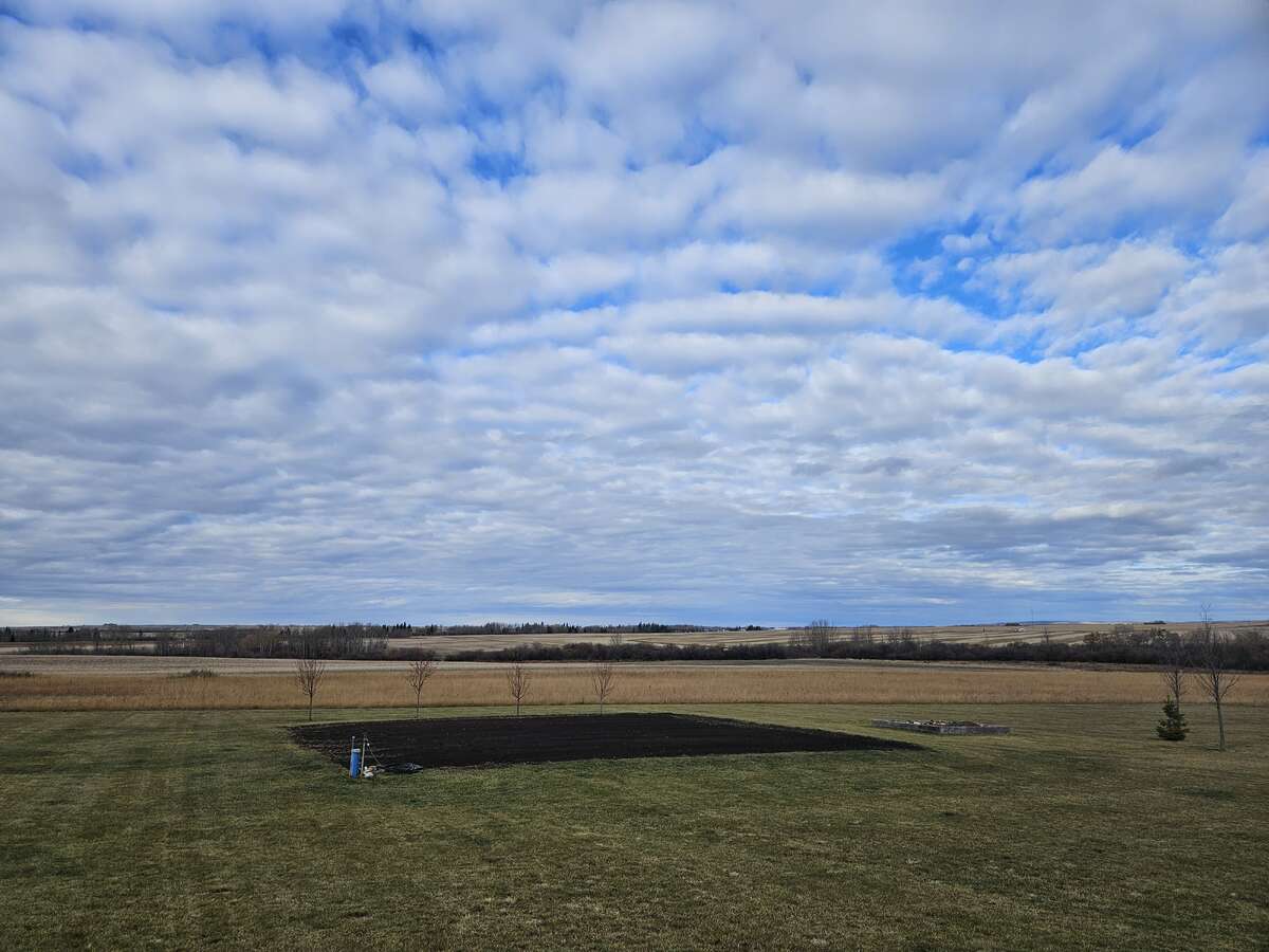 10 acre 6 bed home 16 minutes to Grande Prairie