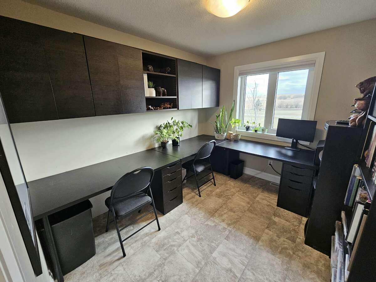10 acre 6 bed home 16 minutes to Grande Prairie