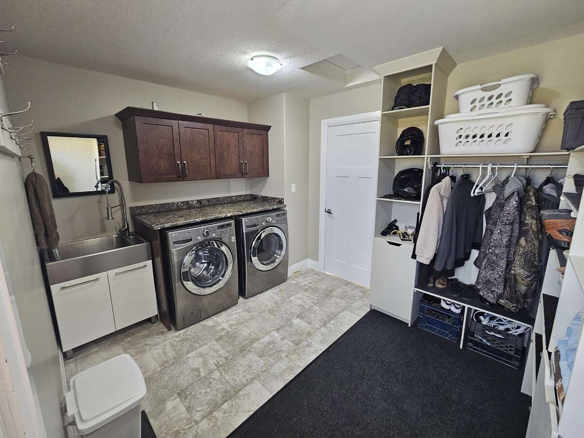 10 acre 6 bed home 16 minutes to Grande Prairie