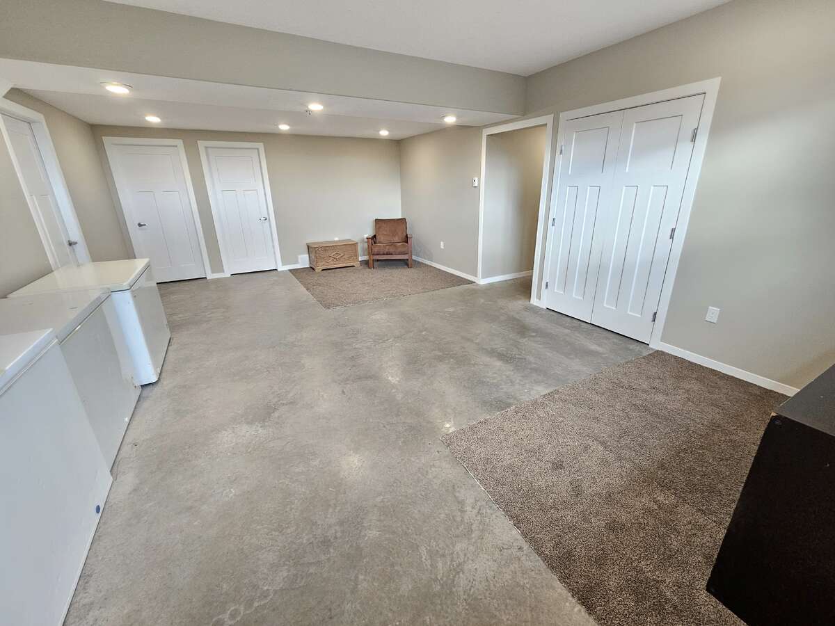 10 acre 6 bed home 16 minutes to Grande Prairie
