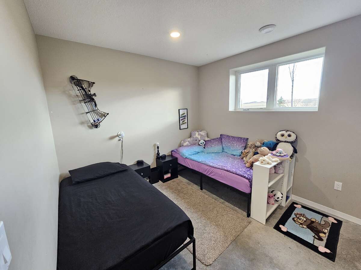 10 acre 6 bed home 16 minutes to Grande Prairie
