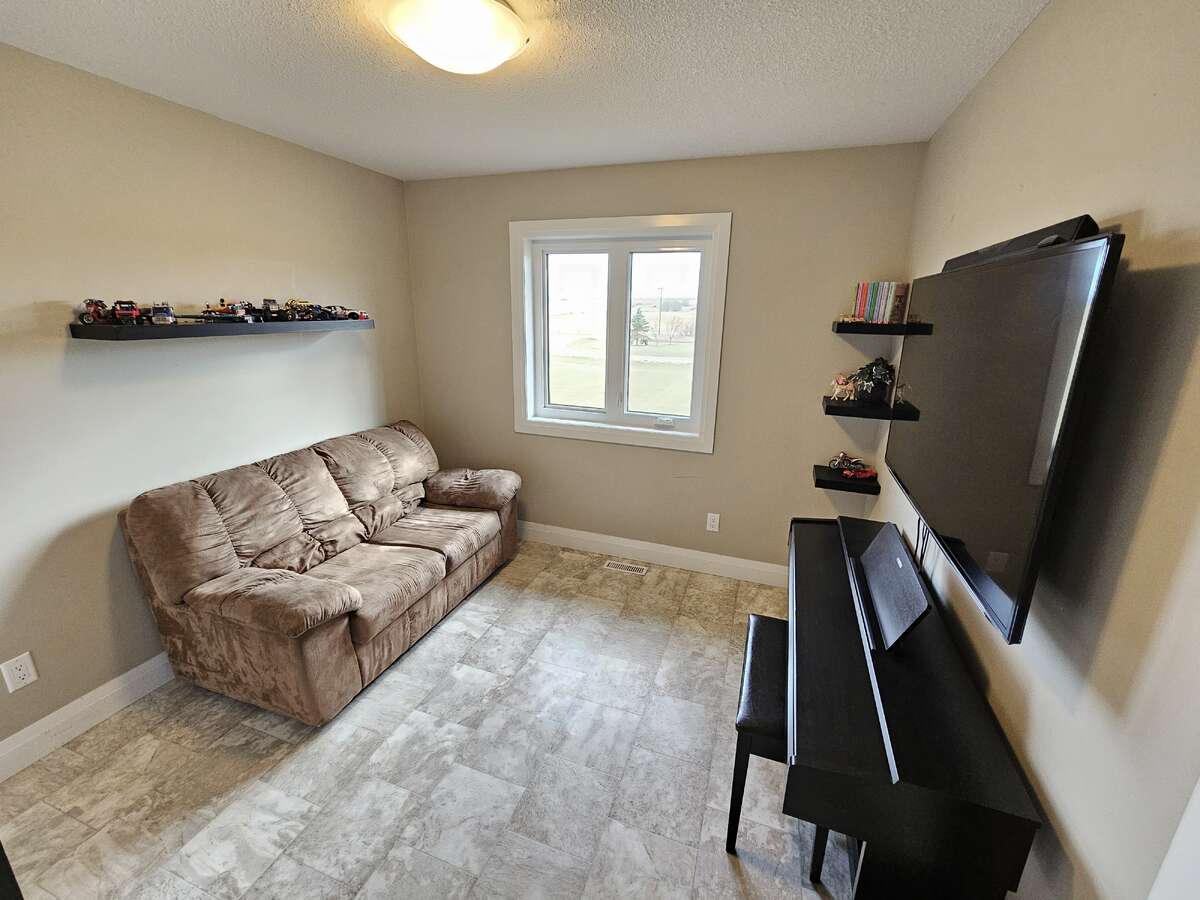 10 acre 6 bed home 16 minutes to Grande Prairie