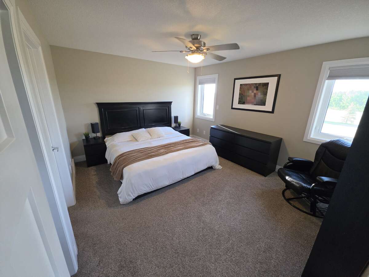 10 acre 6 bed home 16 minutes to Grande Prairie