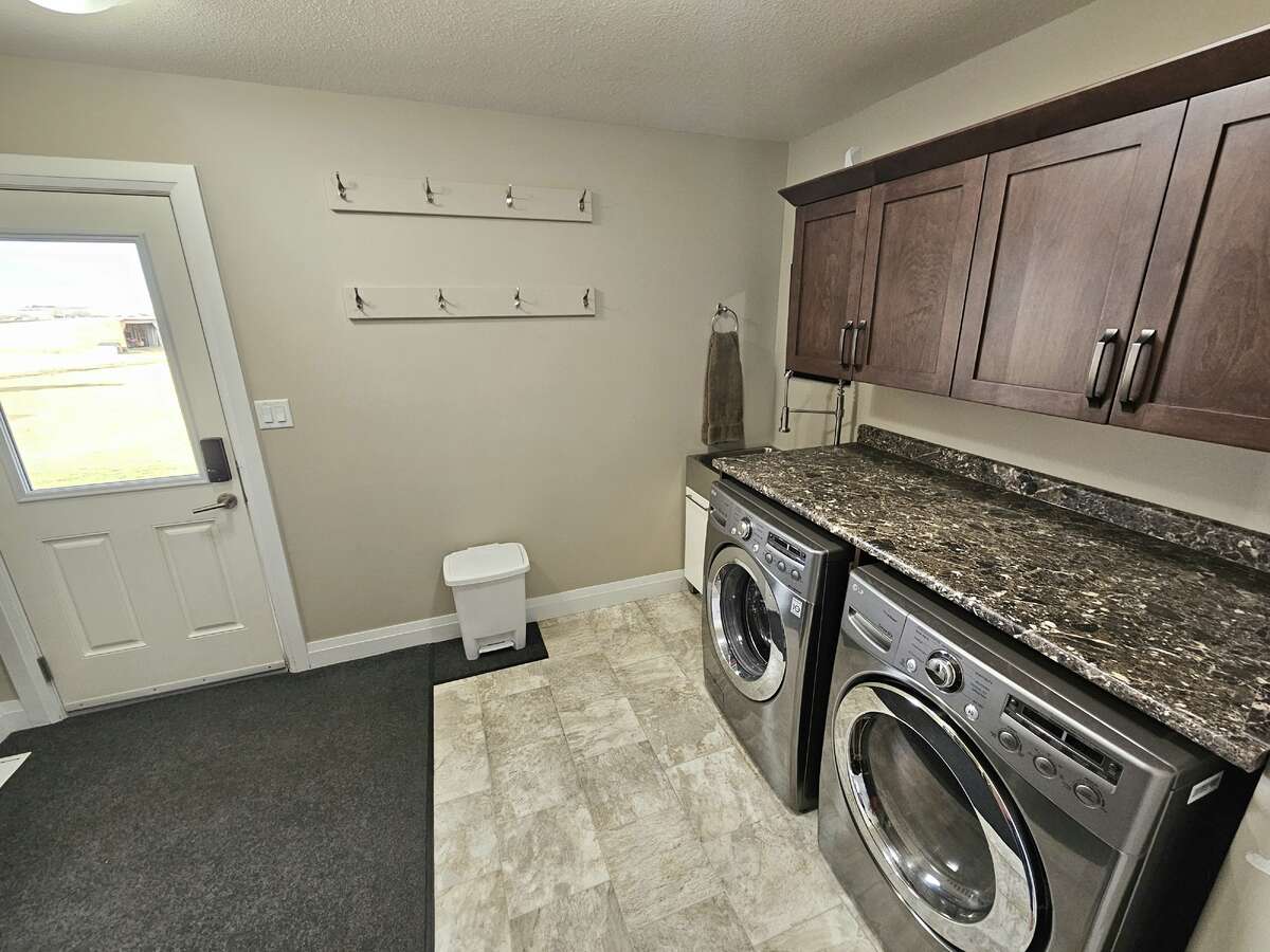 10 acre 6 bed home 16 minutes to Grande Prairie