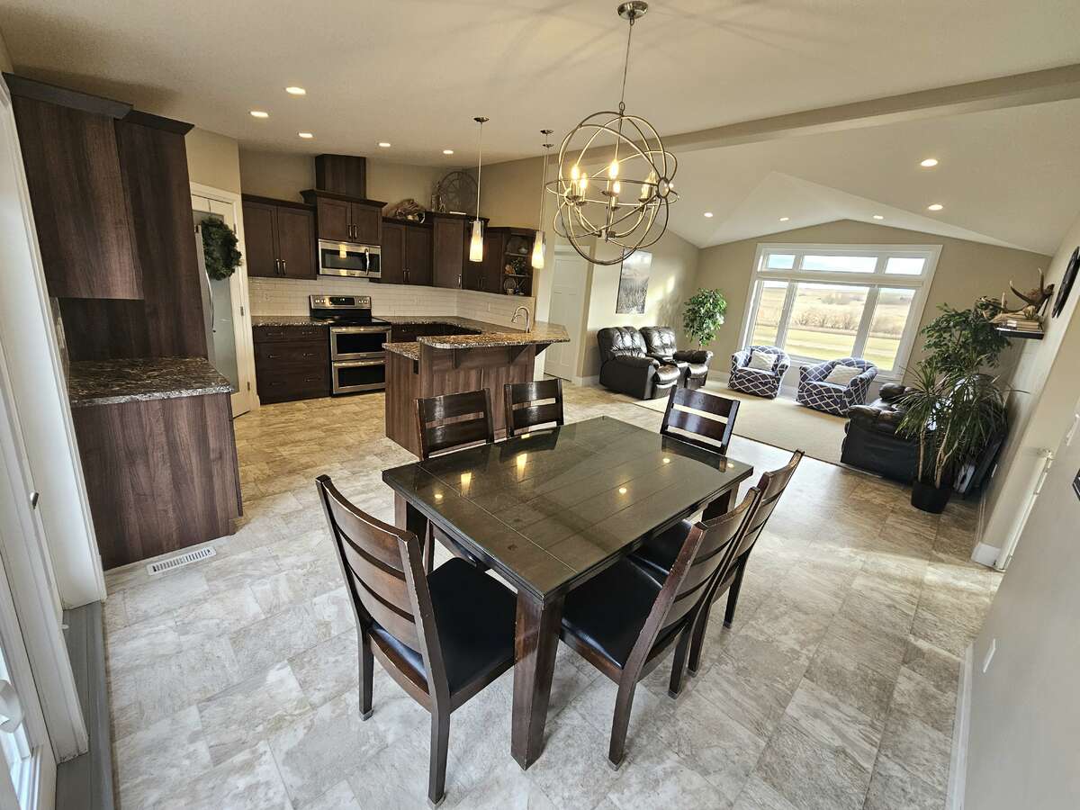 10 acre 6 bed home 16 minutes to Grande Prairie