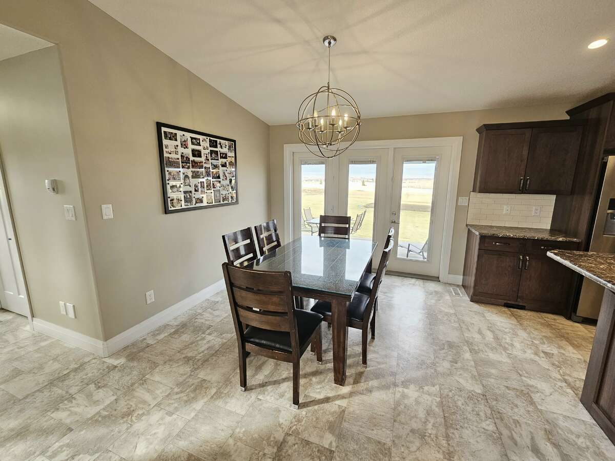 10 acre 6 bed home 16 minutes to Grande Prairie