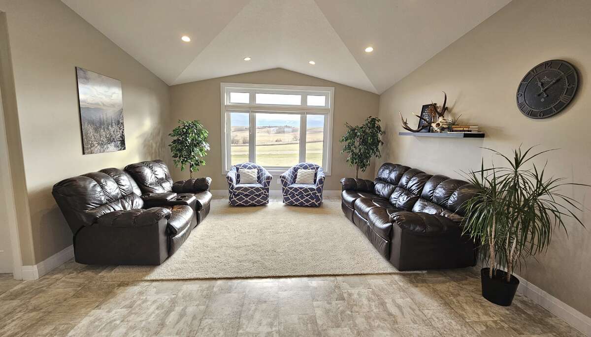10 acre 6 bed home 16 minutes to Grande Prairie