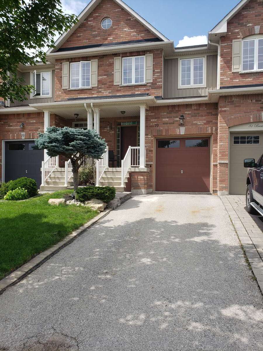 Townhouse For Sale in Waterdown, ON - 3 bed, 3 bath