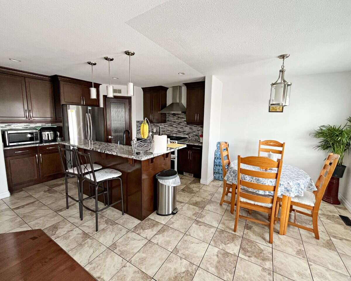5-Bed Home, Suite, Garage & Green-Space Views