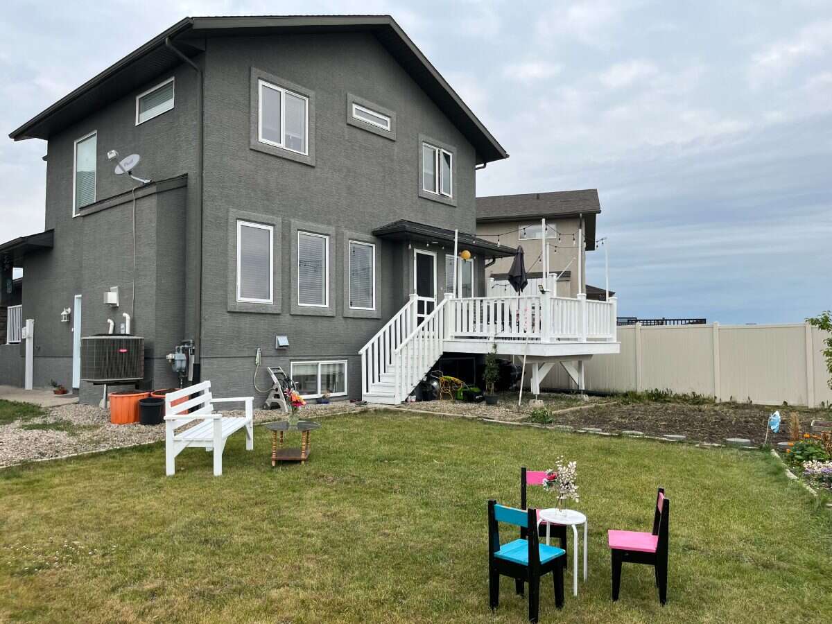 5-Bed Home, Suite, Garage & Green-Space Views
