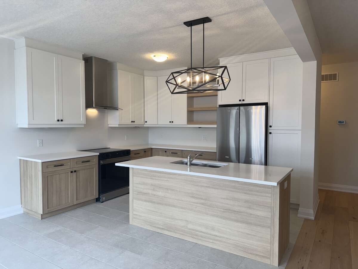 Executive 4-BR Detached Family Home in Vista Hills