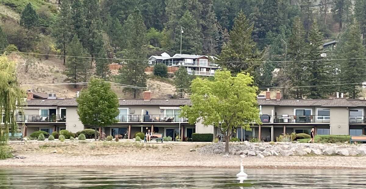 Well maintained complex, view from the lake.. incredible location !!