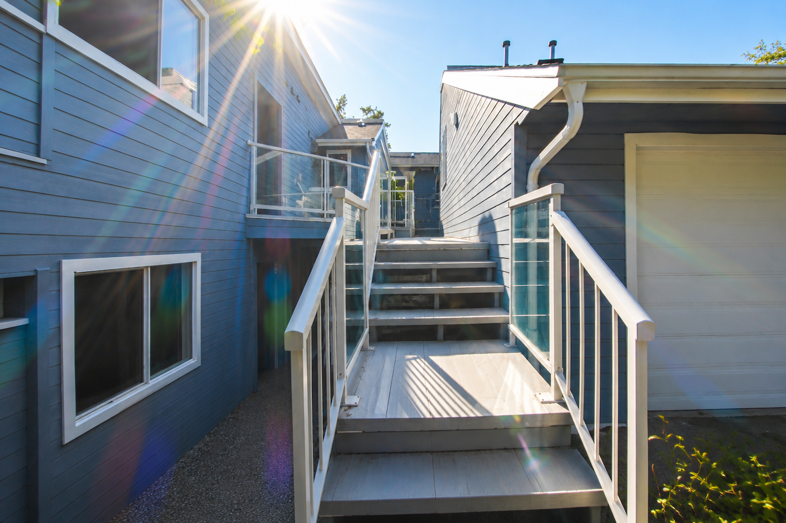 Bright 2-Bed Waterfront Condo w/ Income Suite