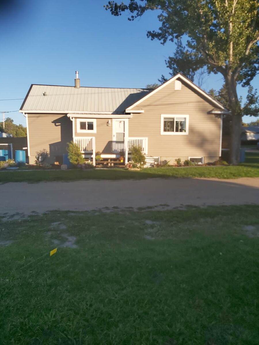 House / Bungalow For Sale in Briercrest, SK - 1+2 bed, 1 bath