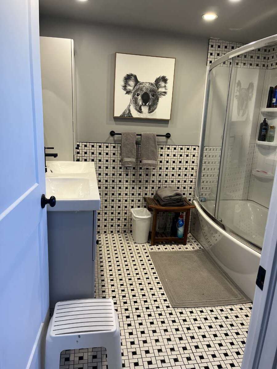 Ensuite bathroom up satirs suite