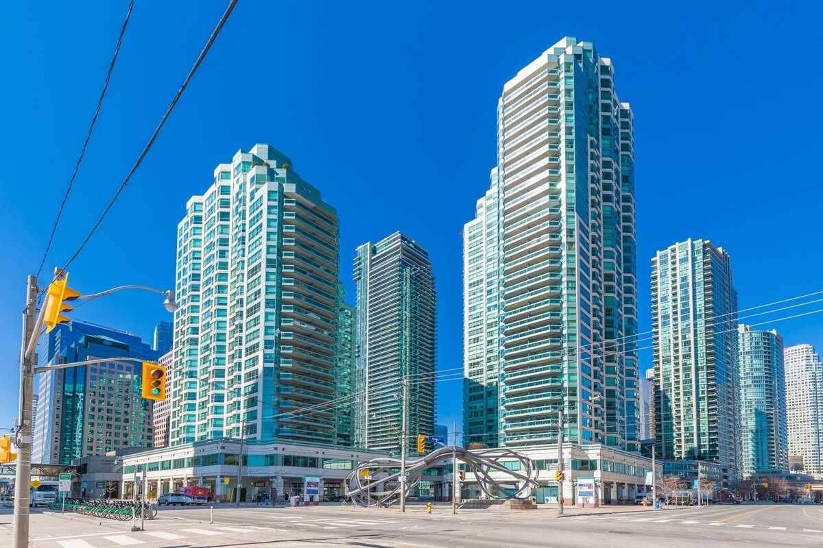 Condo For Sale in Toronto, ON - 2 bed, 3 bath