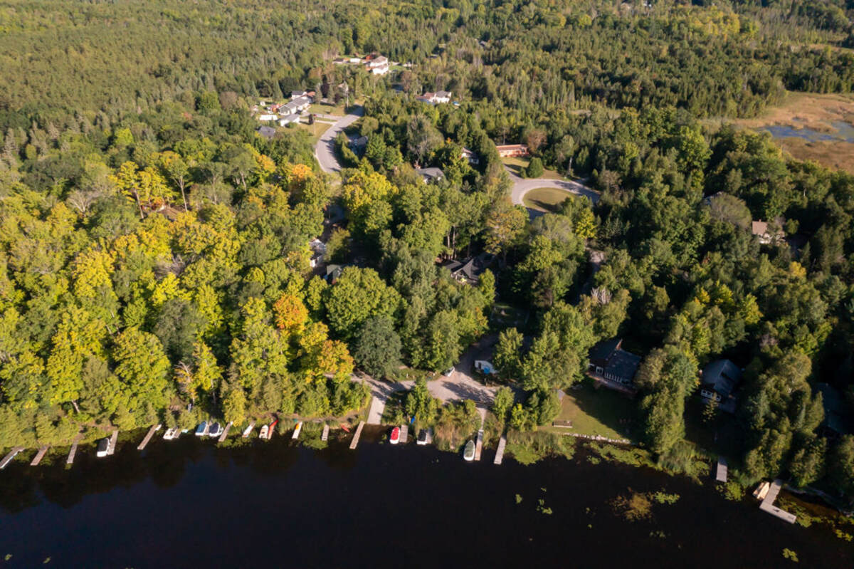 13 Cedar, property 5min close by, and is visible in the curve. Private docks marina.