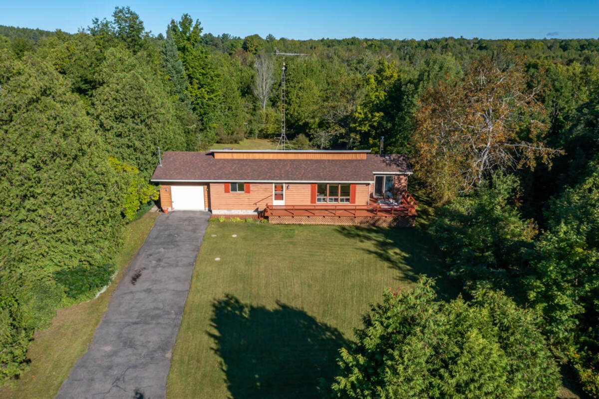 13 Cedar Circle, nature at hand.
