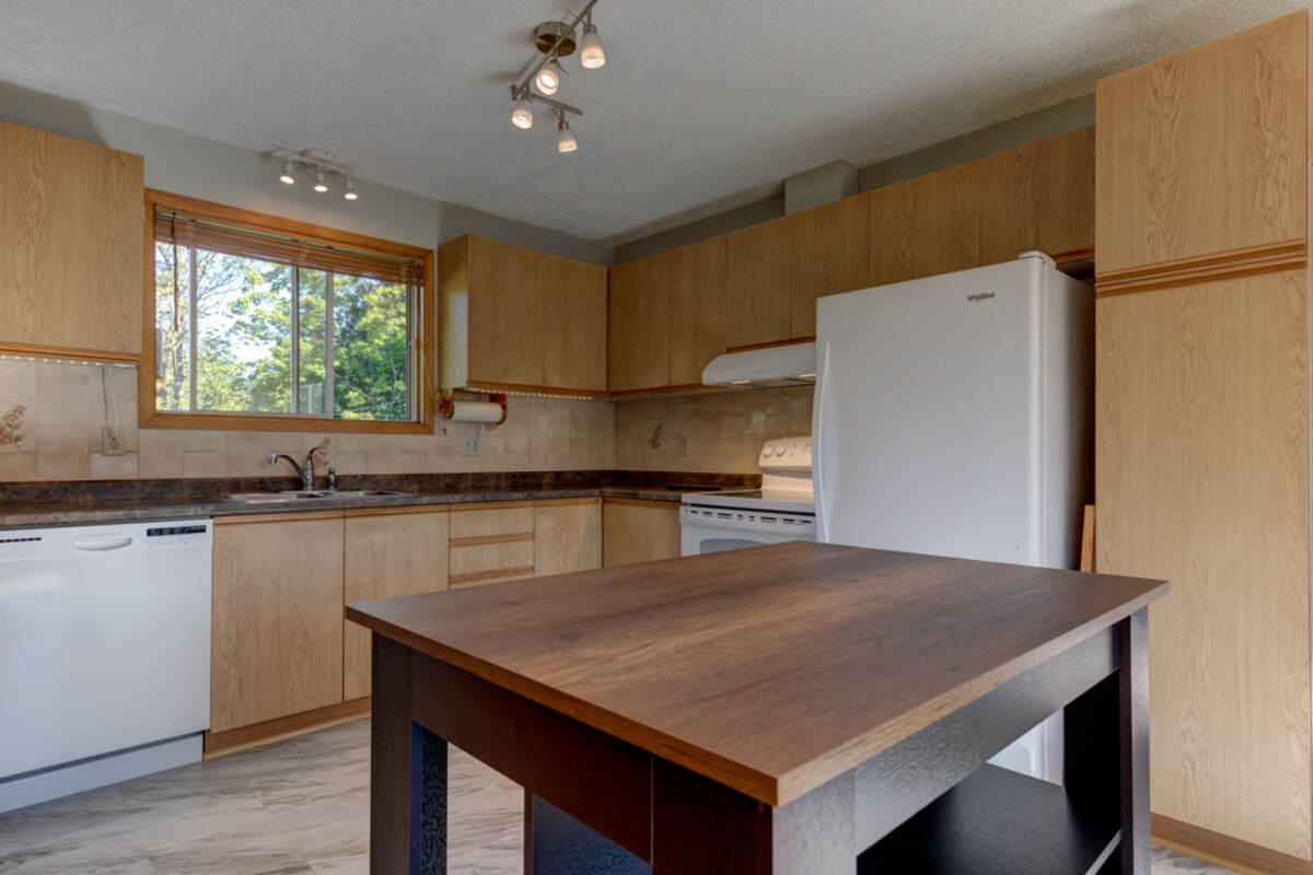 13 Cedar, interior, Kitchen.