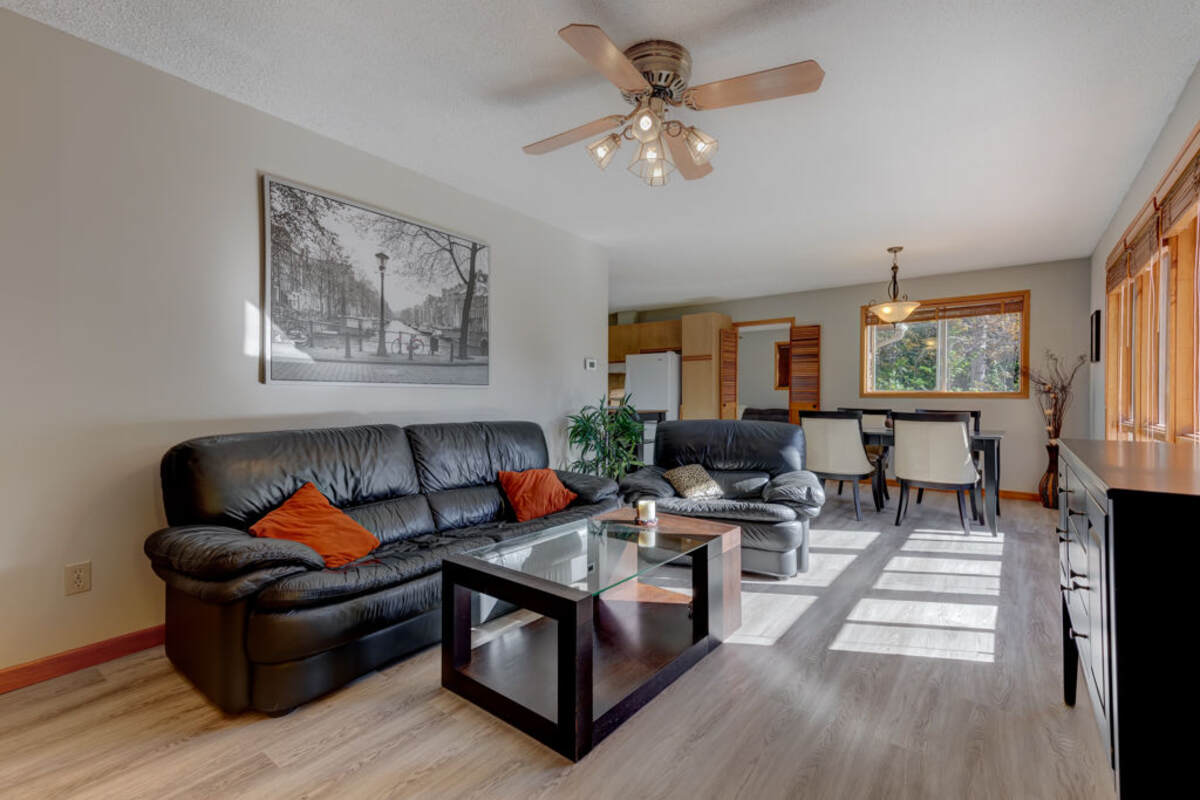 13 Cedar, interior, Lvr.
