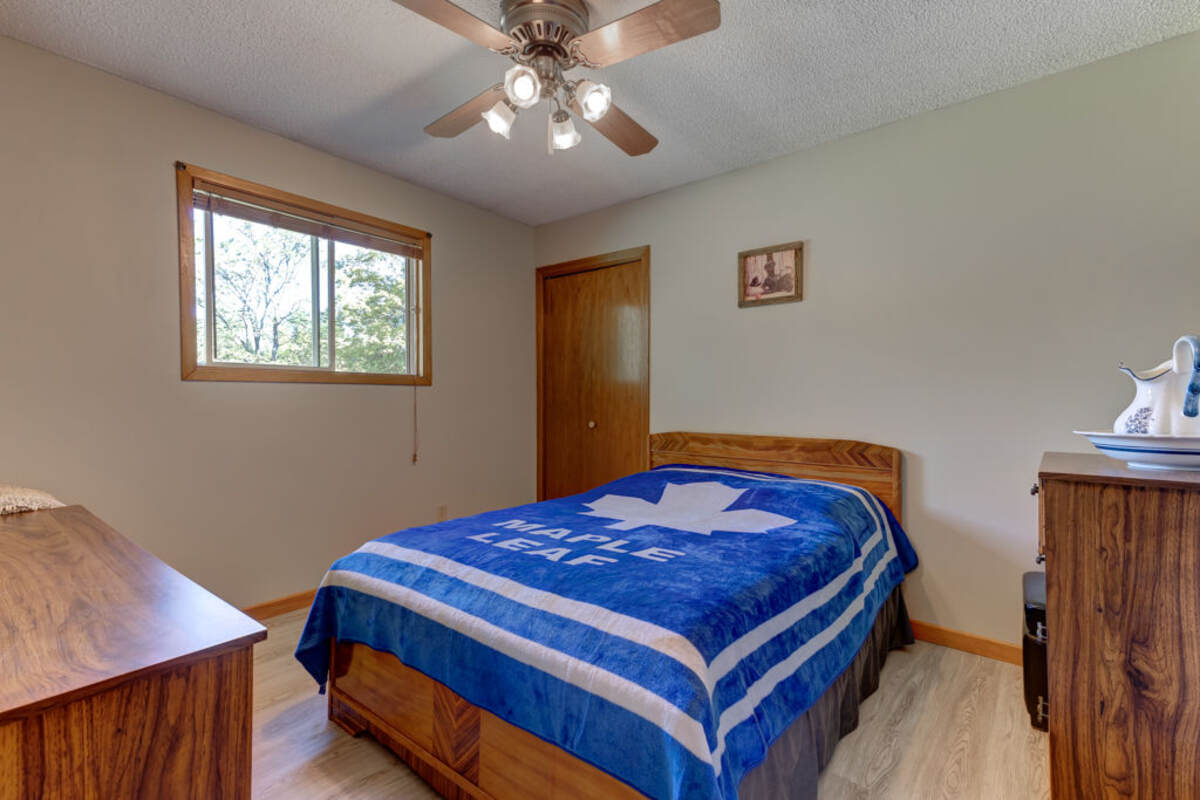 13 Cedar, interior, bdrm.