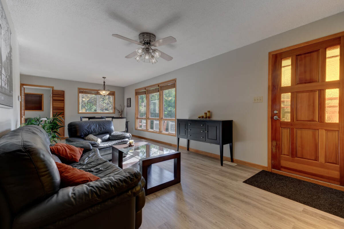 13 Cedar, interior, Lvr.