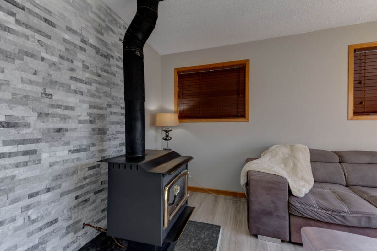 13 Cedar, interior, Stove (propane gas).