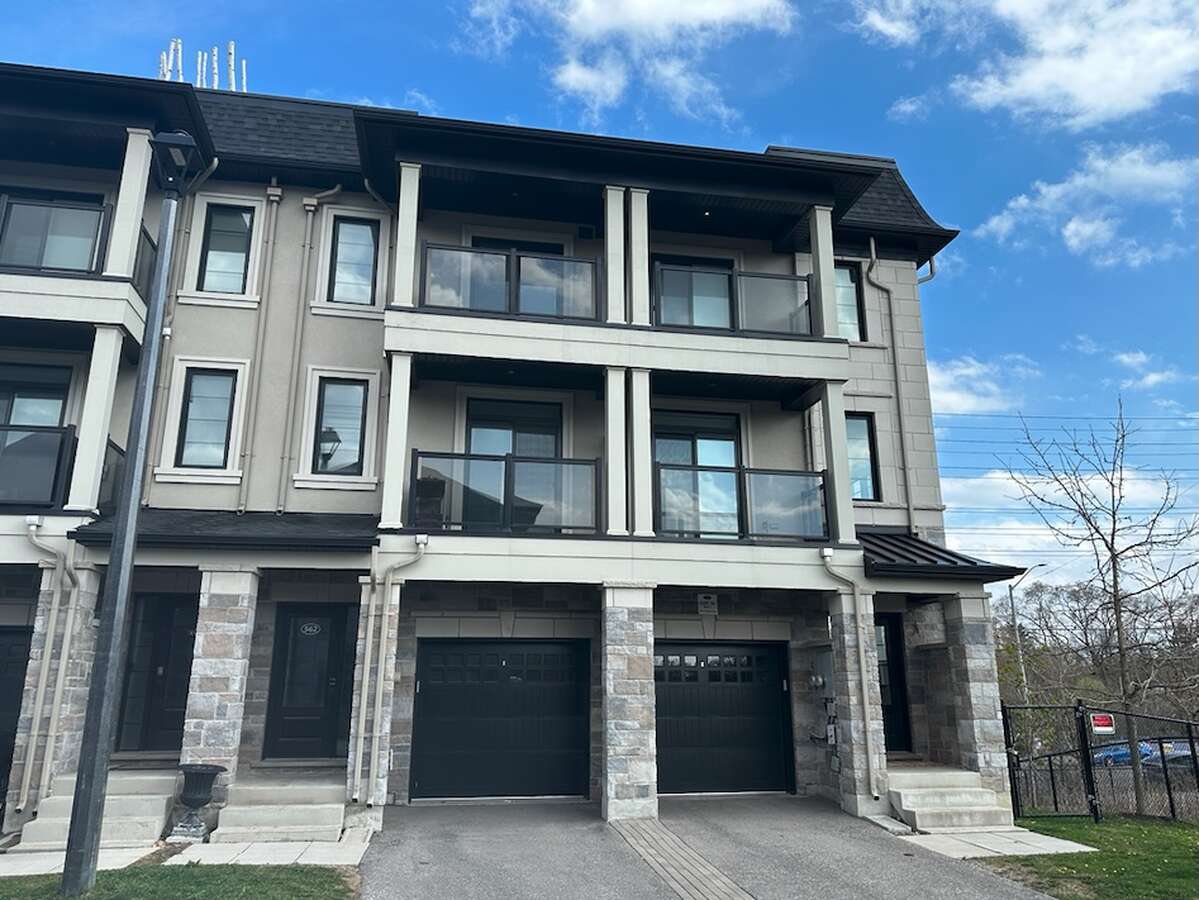 Townhouse / Apartment / Home Business Potential / House For Lease in Mississauga, Ontario - 2 bdrm, 4 bath (562 Rapids Lane)