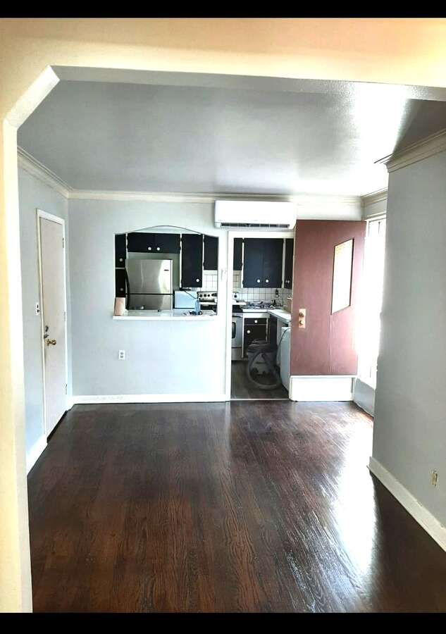 5118 Dundas St W property plaza view