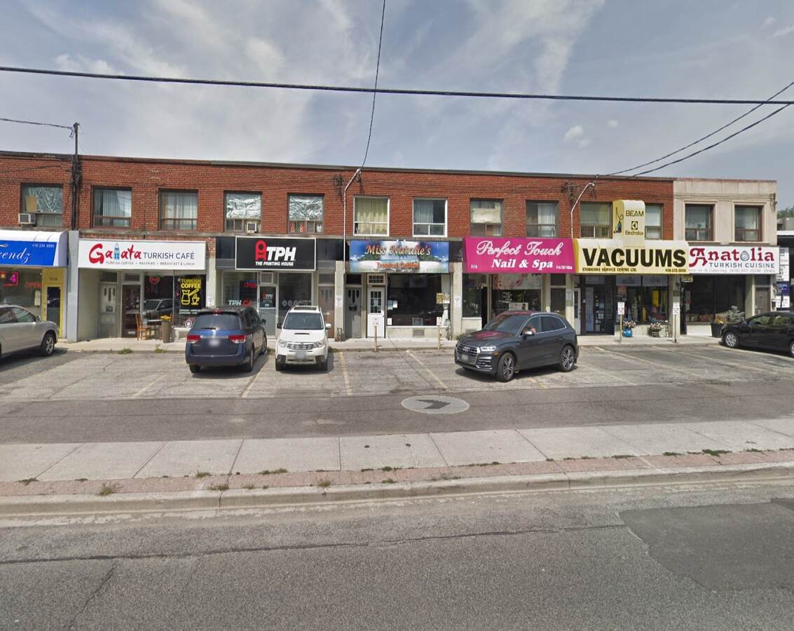 5118 Dundas St W property plaza view