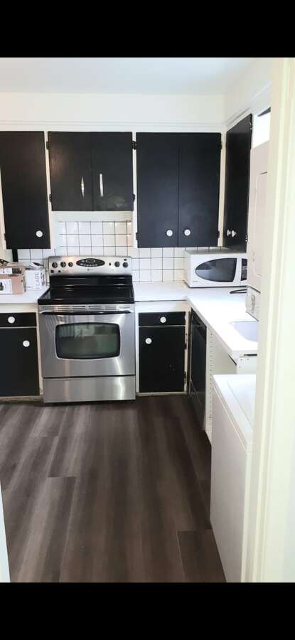 5118 Dundas St W property plaza view