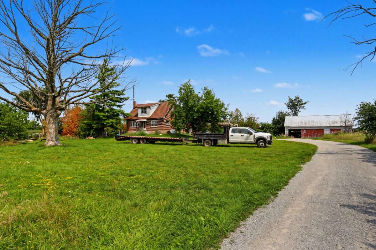 122 acre farm close to Lindsay & Sturgeon Lake