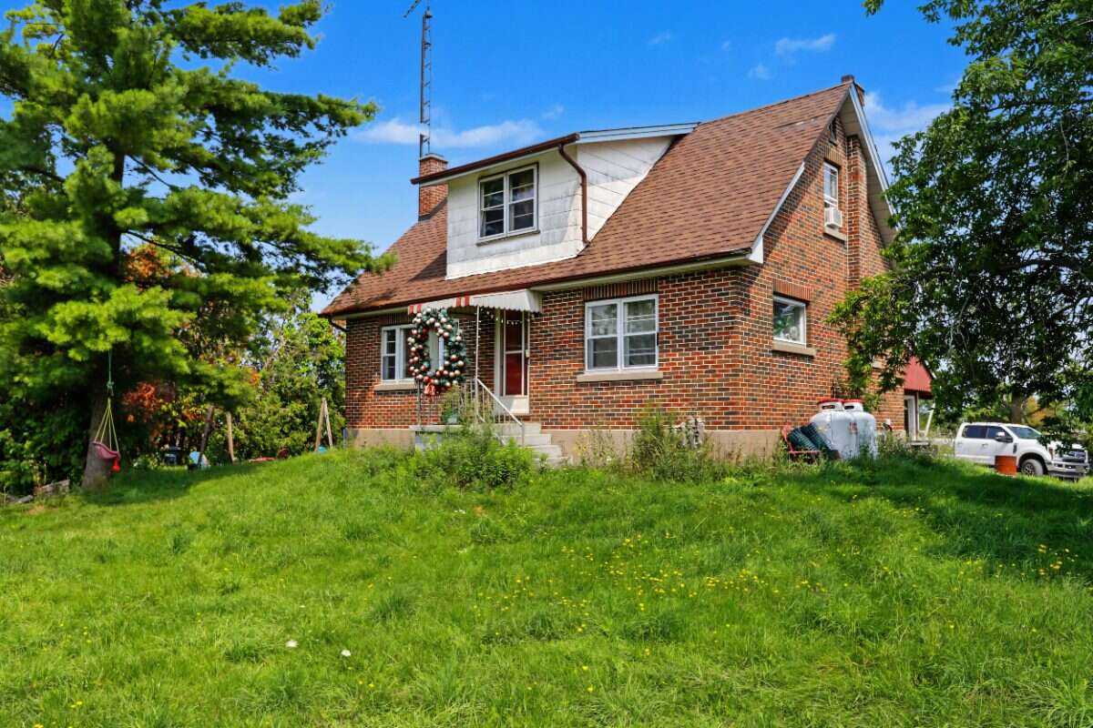 122 acre farm close to Lindsay & Sturgeon Lake