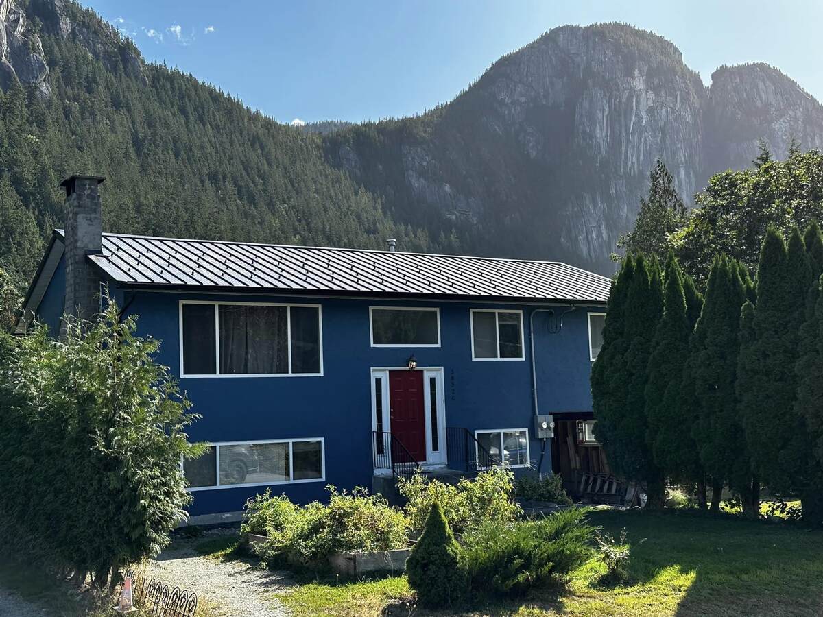 House For Sale in Squamish, BC - 5 bed, 2 bath