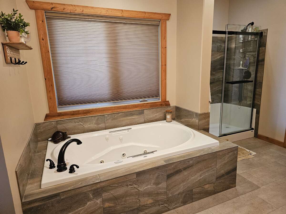 Jetted/Lighted MAAX tub