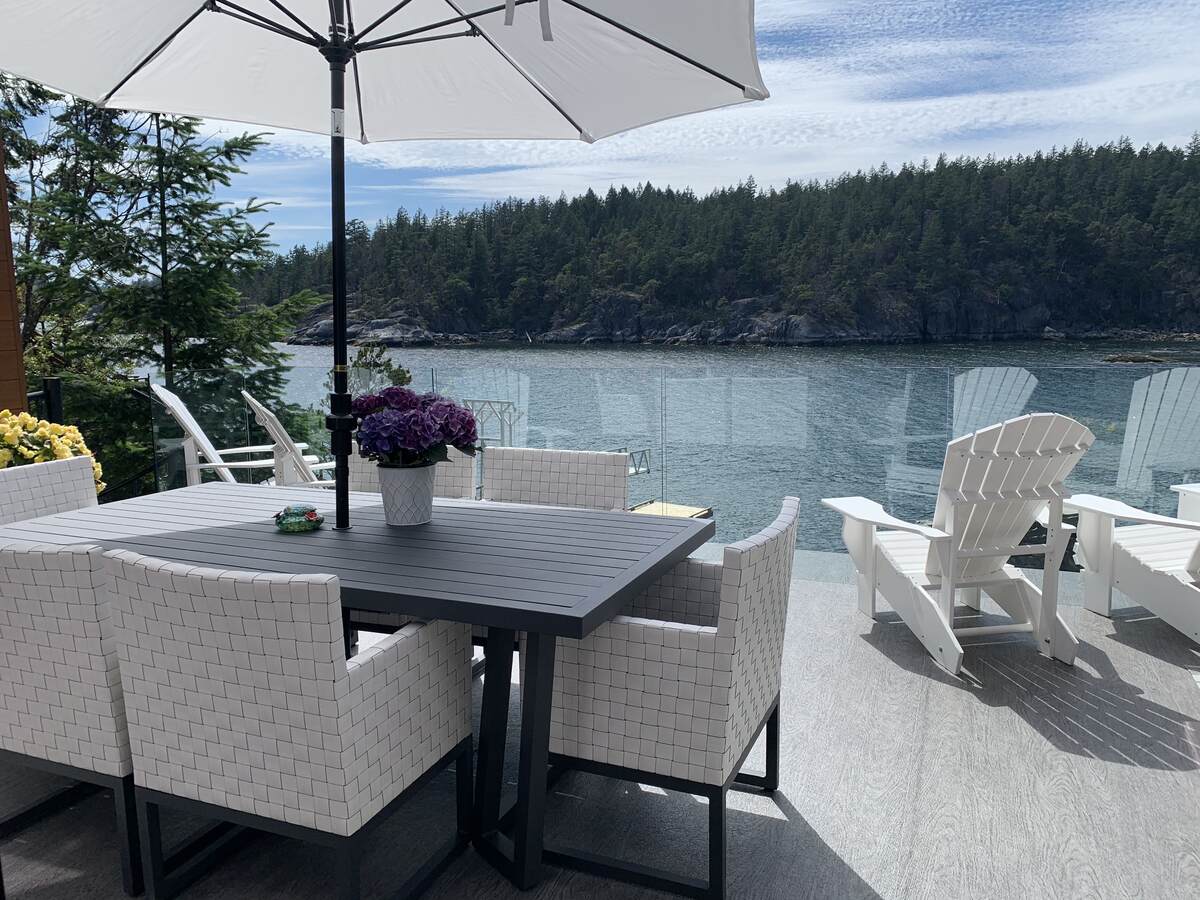Waterfront Property / House For Sale in Halfmoon Bay, BC - 3 bed, 2.5 bath
