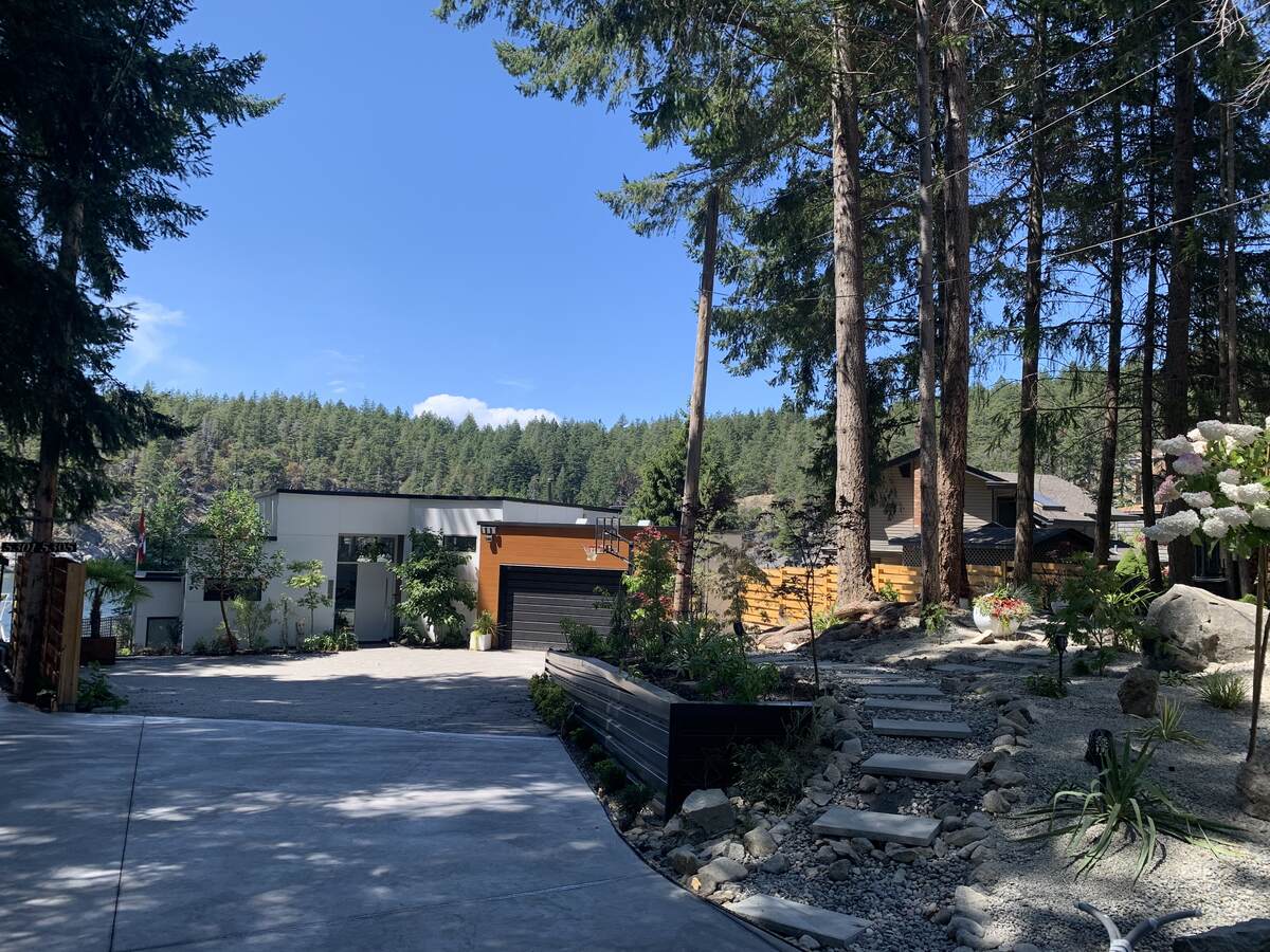 Waterfront Property / House For Sale in Halfmoon Bay, BC - 3 bed, 2.5 bath